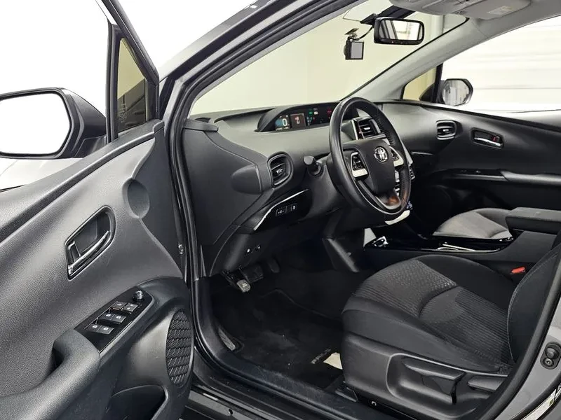Toyota Prius 1.8 E, снимка 10 - Автомобили и джипове - 55048012