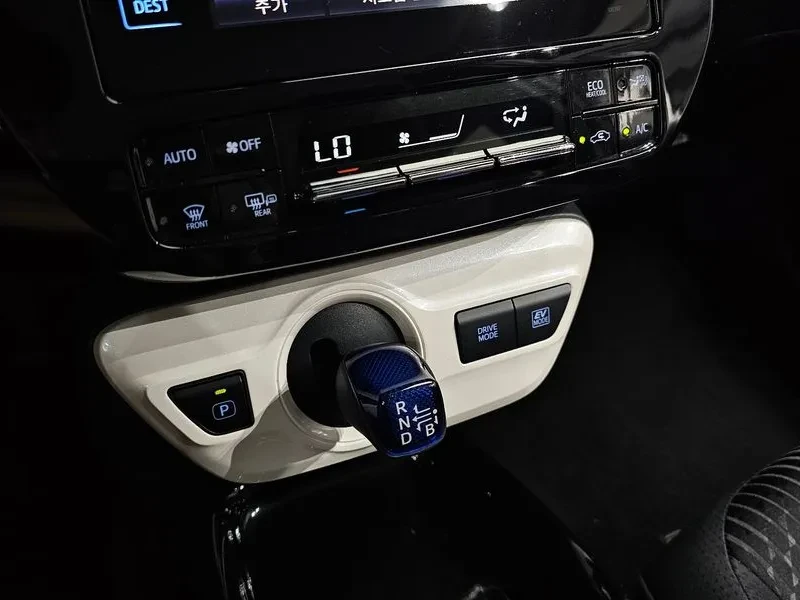 Toyota Prius 1.8 E, снимка 9 - Автомобили и джипове - 55048012