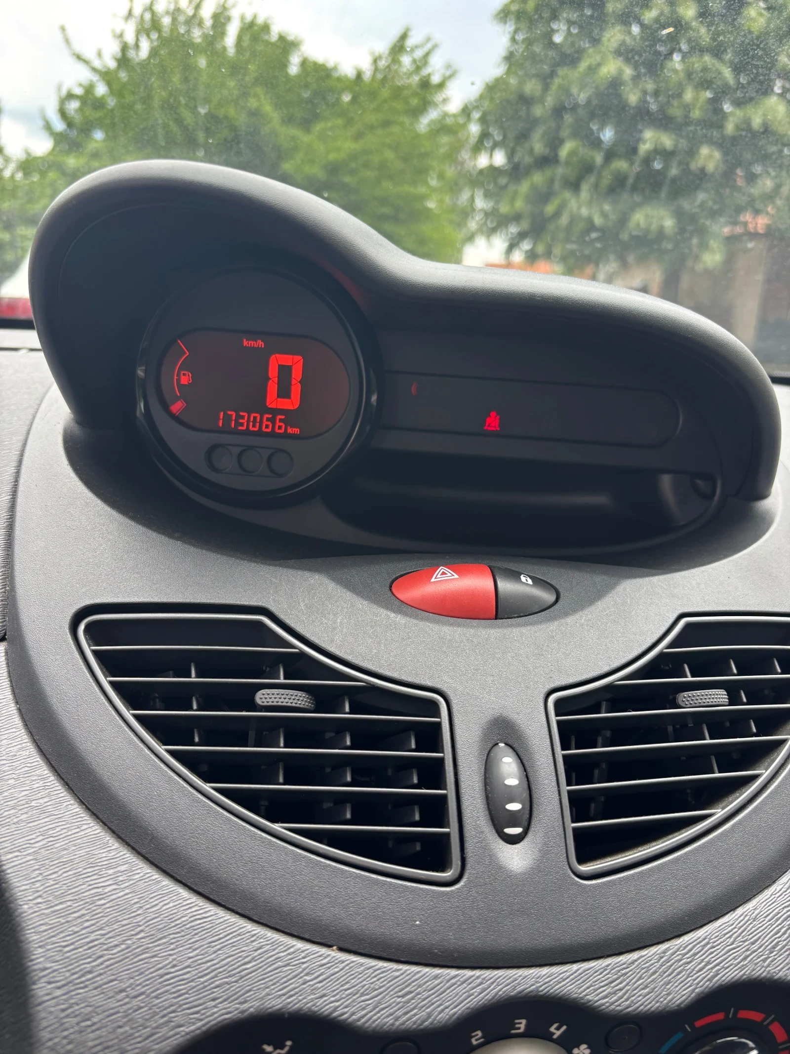 Renault Twingo, снимка 6 - Автомобили и джипове - 54632351