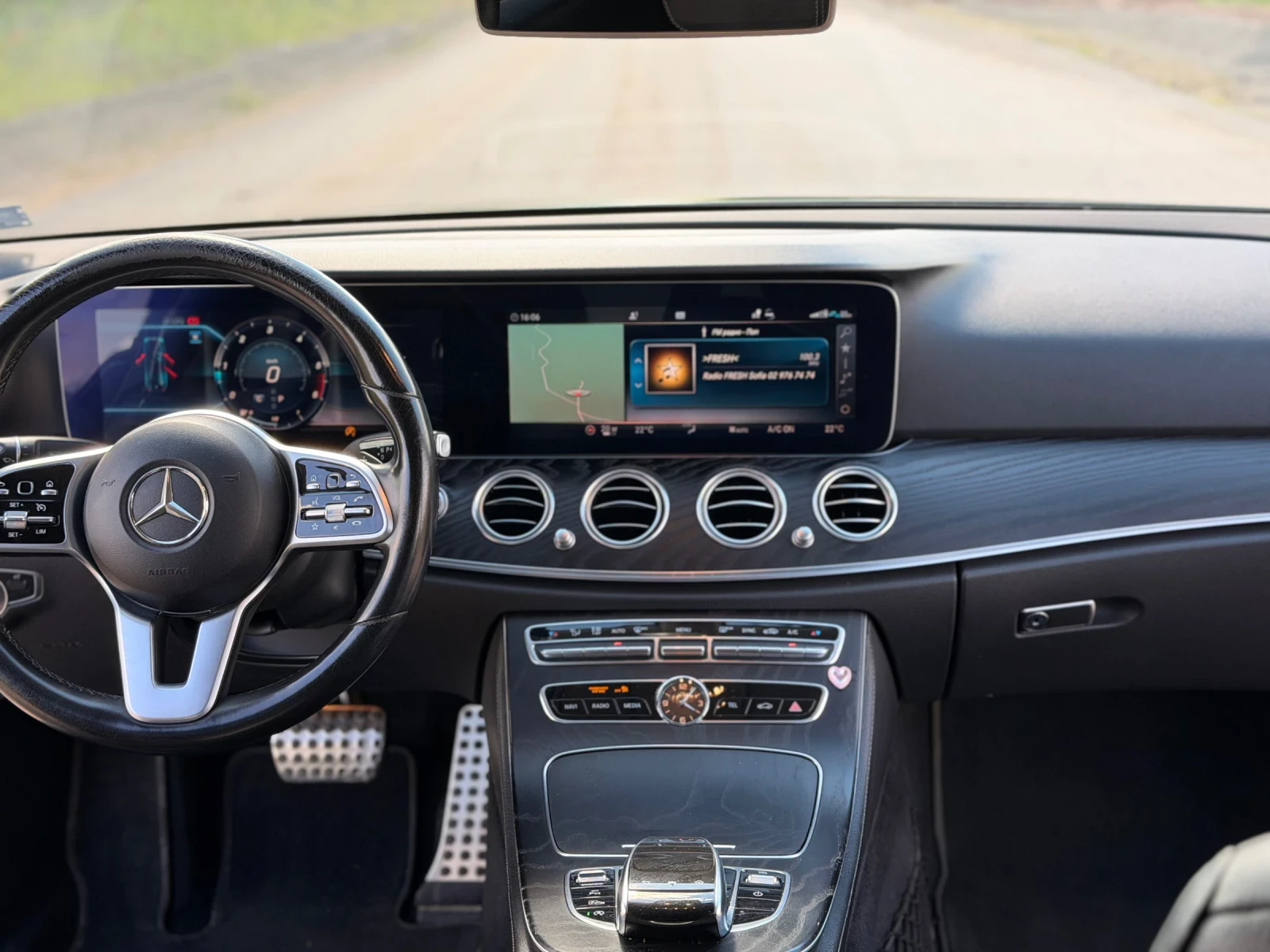 Mercedes-Benz E 220 194hp * LED, снимка 15 - Автомобили и джипове - 54779929