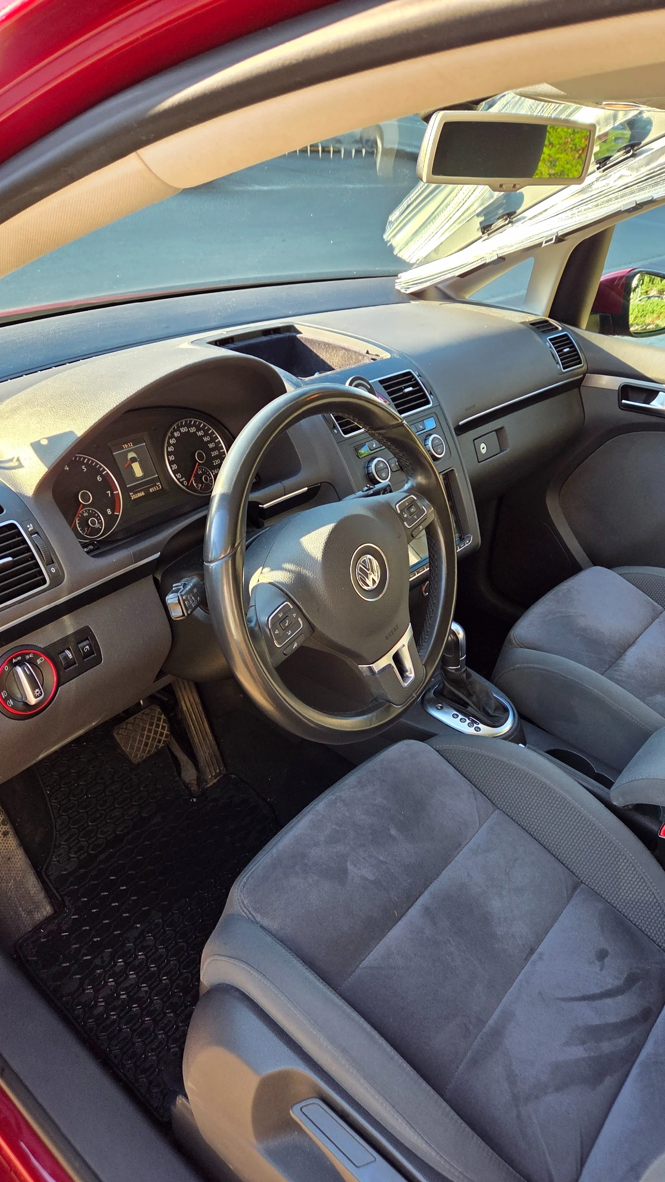 VW Touran Highline 1.4 TSI, снимка 8 - Автомобили и джипове - 55485340
