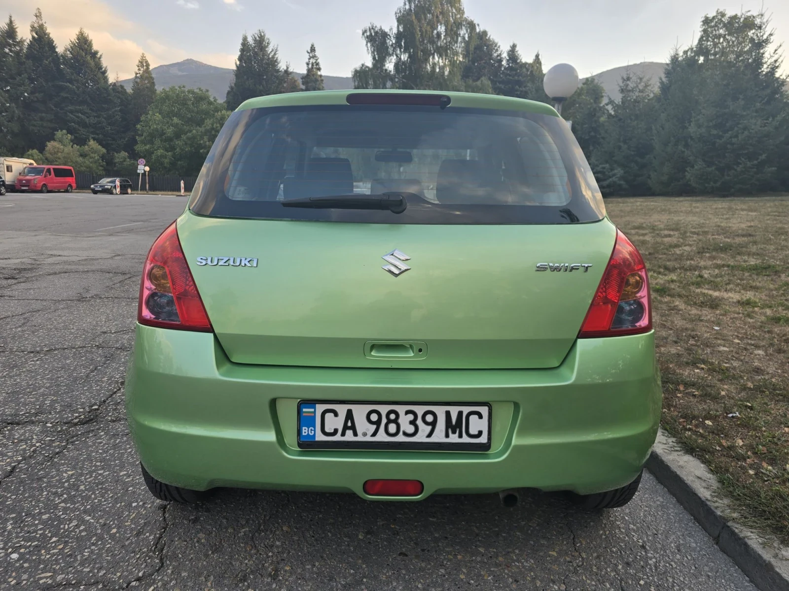 Suzuki Swift 4 врати.4 цилиндъра.Евро 5.Климатик, снимка 4 - Автомобили и джипове - 55904872