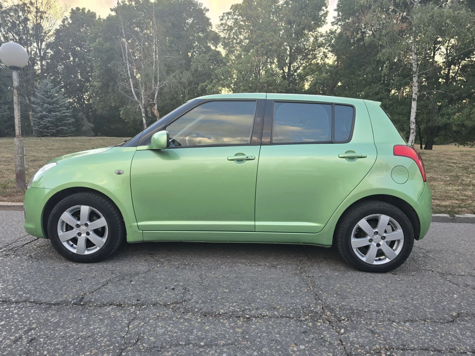 Suzuki Swift 4 врати.4 цилиндъра.Евро 5.Климатик, снимка 3 - Автомобили и джипове - 55904872