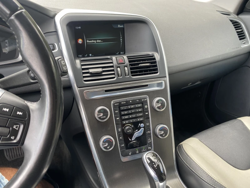 Volvo XC60 D4 AWD, снимка 16 - Автомобили и джипове - 53110879
