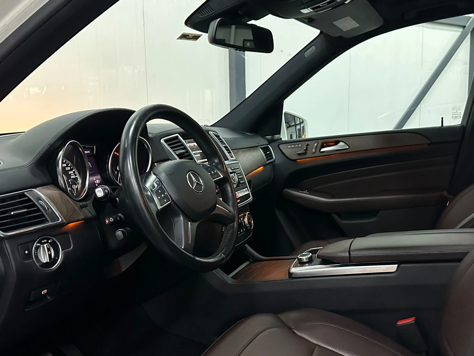 Mercedes-Benz ML 350 * AMG* 360* ОБДУХВАНЕ* ПАНОРАМА , снимка 8 - Автомобили и джипове - 53035963