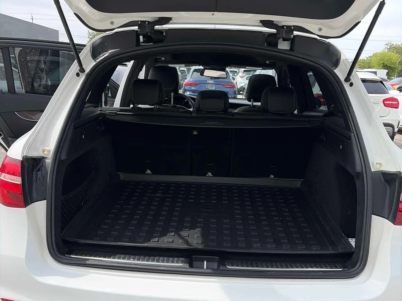 Mercedes-Benz GLC 300 BURMESTER/ПОДГРЕВИ/360 КАМЕРИ/ПАНОРАМА, снимка 12 - Автомобили и джипове - 54647294