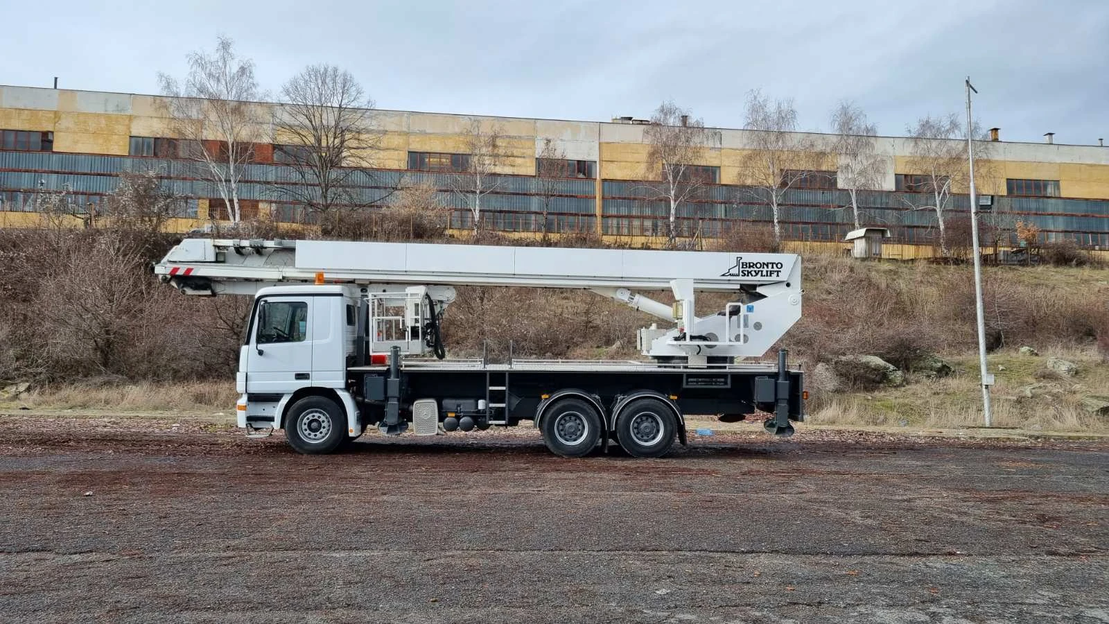 Автовишка Друга марка BRONTO SKYLIFT 40-2T1, снимка 2 - Индустриална техника - 53970866