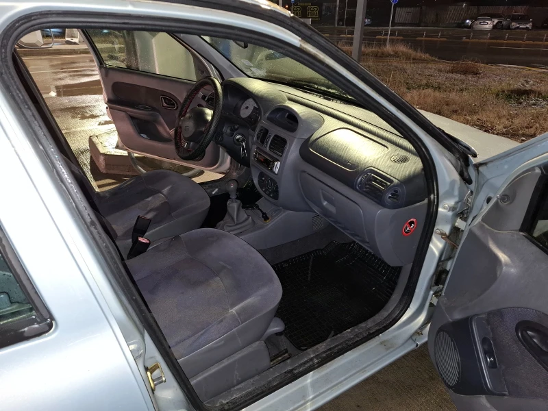 Renault Clio 1.2i / климатик, снимка 7 - Автомобили и джипове - 49186351