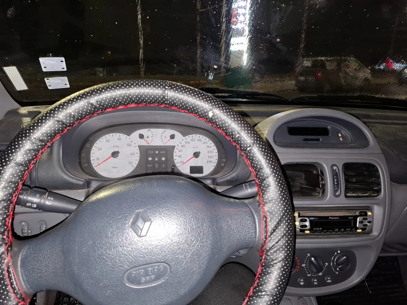 Renault Clio 1.2i / климатик, снимка 9 - Автомобили и джипове - 49186351