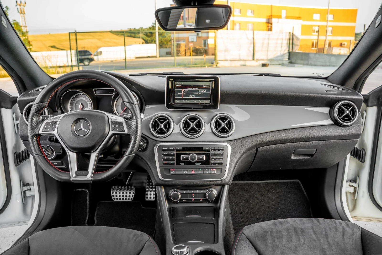 Mercedes-Benz CLA 220 AMG / PANORAMA / LED / AMBIENT - изображение 8