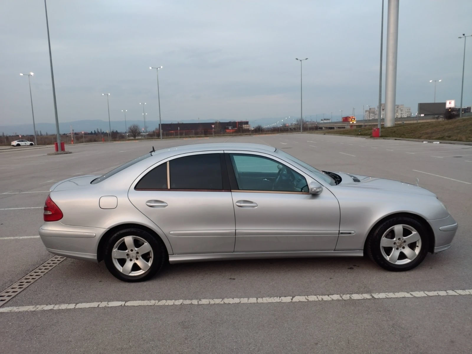 Mercedes-Benz E 320, снимка 4 - Автомобили и джипове - 53891764