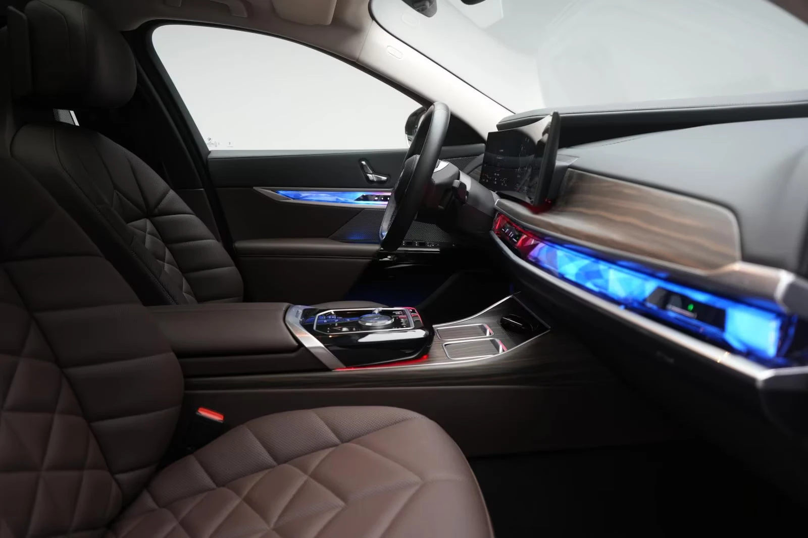 BMW i7 eDRIVE50/455HP/MSPORT/360/HUD/H&K/PANO/190z, снимка 10 - Автомобили и джипове - 53916251