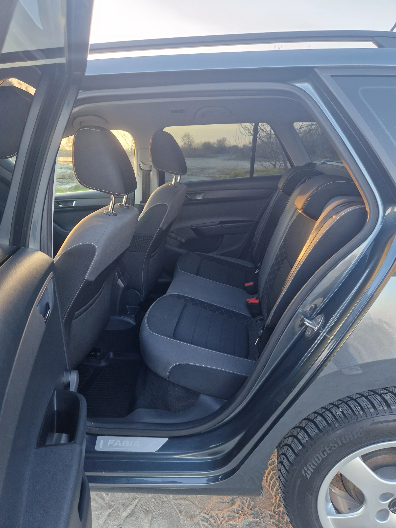 Skoda Fabia 1.0 MPI, снимка 12 - Автомобили и джипове - 55852873