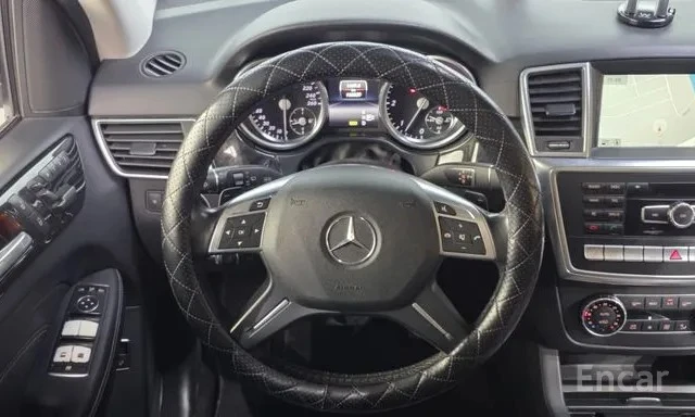 Mercedes-Benz ML 350 * BLUETEC * ТЕЛЕВИЗОРИ * ОБДУХВАНЕ * PANO * АВТОКР, снимка 6 - Автомобили и джипове - 54577904