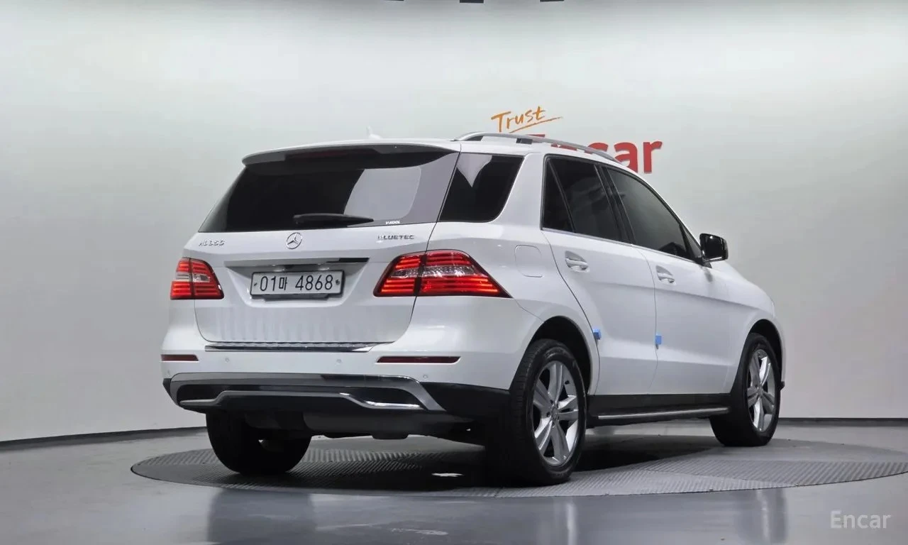 Mercedes-Benz ML 350 * BLUETEC * ТЕЛЕВИЗОРИ * ОБДУХВАНЕ * PANO * АВТОКР, снимка 2 - Автомобили и джипове - 54577904