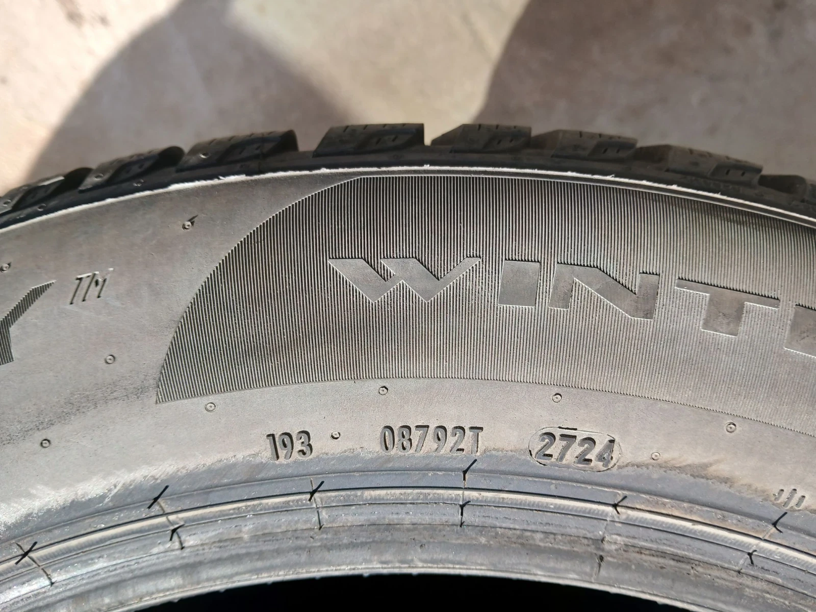 Гуми Зимни 235/55R19, снимка 2 - Гуми и джанти - 54415559