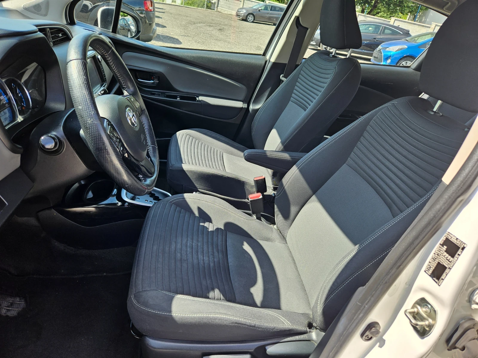 Toyota Yaris 1.5Hybrid - изображение 8