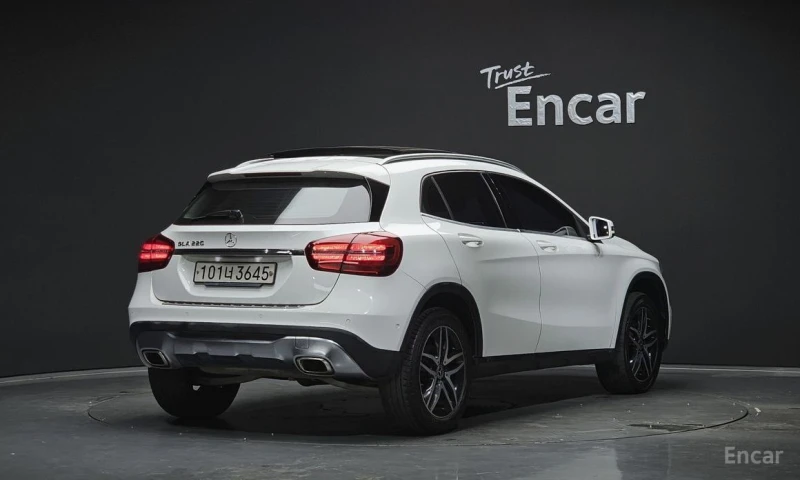 Mercedes-Benz GLA 220, снимка 2 - Автомобили и джипове - 53262627