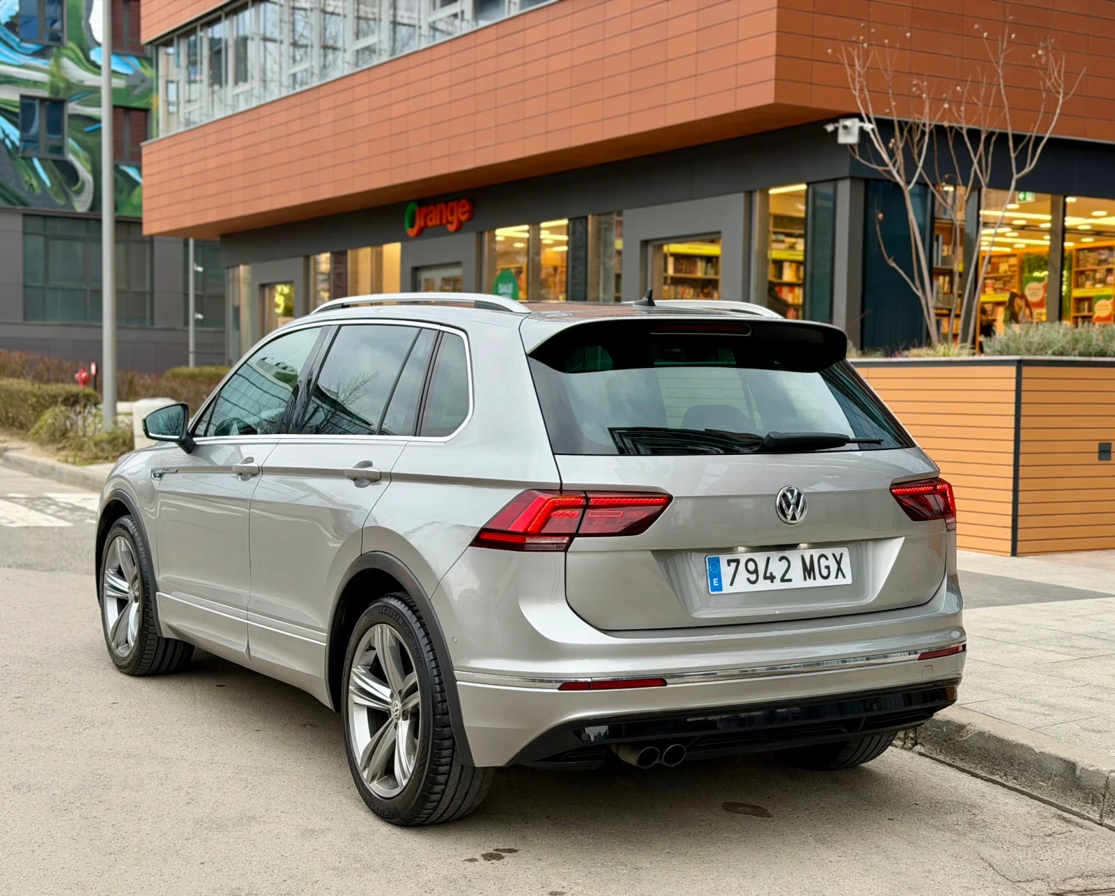VW Tiguan R-Line , снимка 5 - Автомобили и джипове - 53923350
