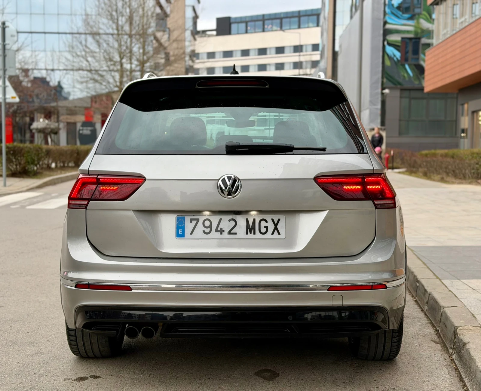 VW Tiguan R-Line , снимка 4 - Автомобили и джипове - 53923350