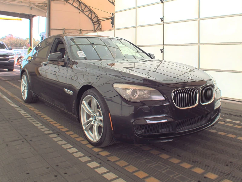 BMW 750 XDRIVE* HEAD-UP* KEYLESS* HARMAN/KARDON* ОБДУХВАНЕ, снимка 3 - Автомобили и джипове - 49505679