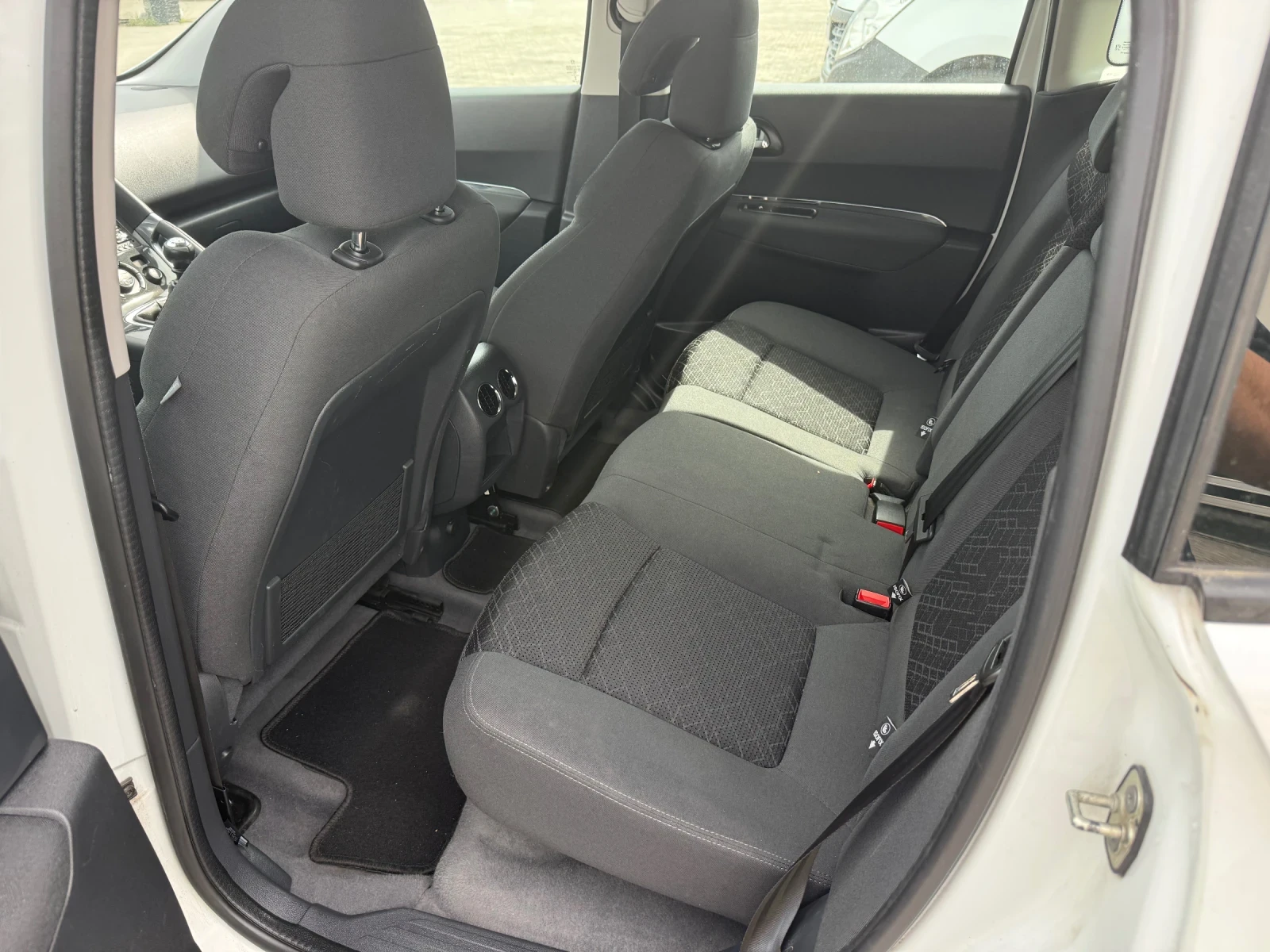 Peugeot 3008 1.6HDI, снимка 9 - Автомобили и джипове - 54648562