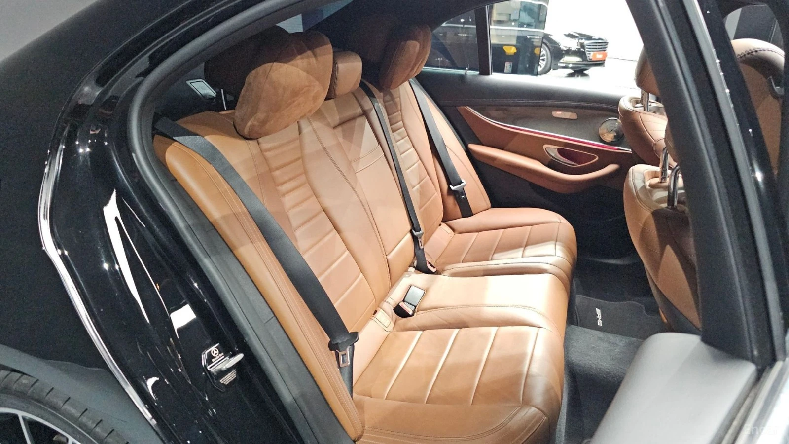 Mercedes-Benz E 300 4MATIC* AMG* 360* Подгрев* Обдухване* ПАНО, снимка 11 - Автомобили и джипове - 55449807