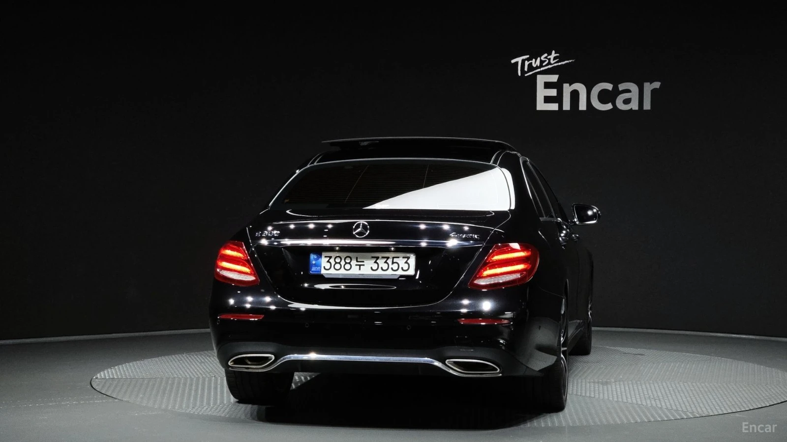 Mercedes-Benz E 300 4MATIC* AMG* 360* Подгрев* Обдухване* ПАНО, снимка 4 - Автомобили и джипове - 55449807