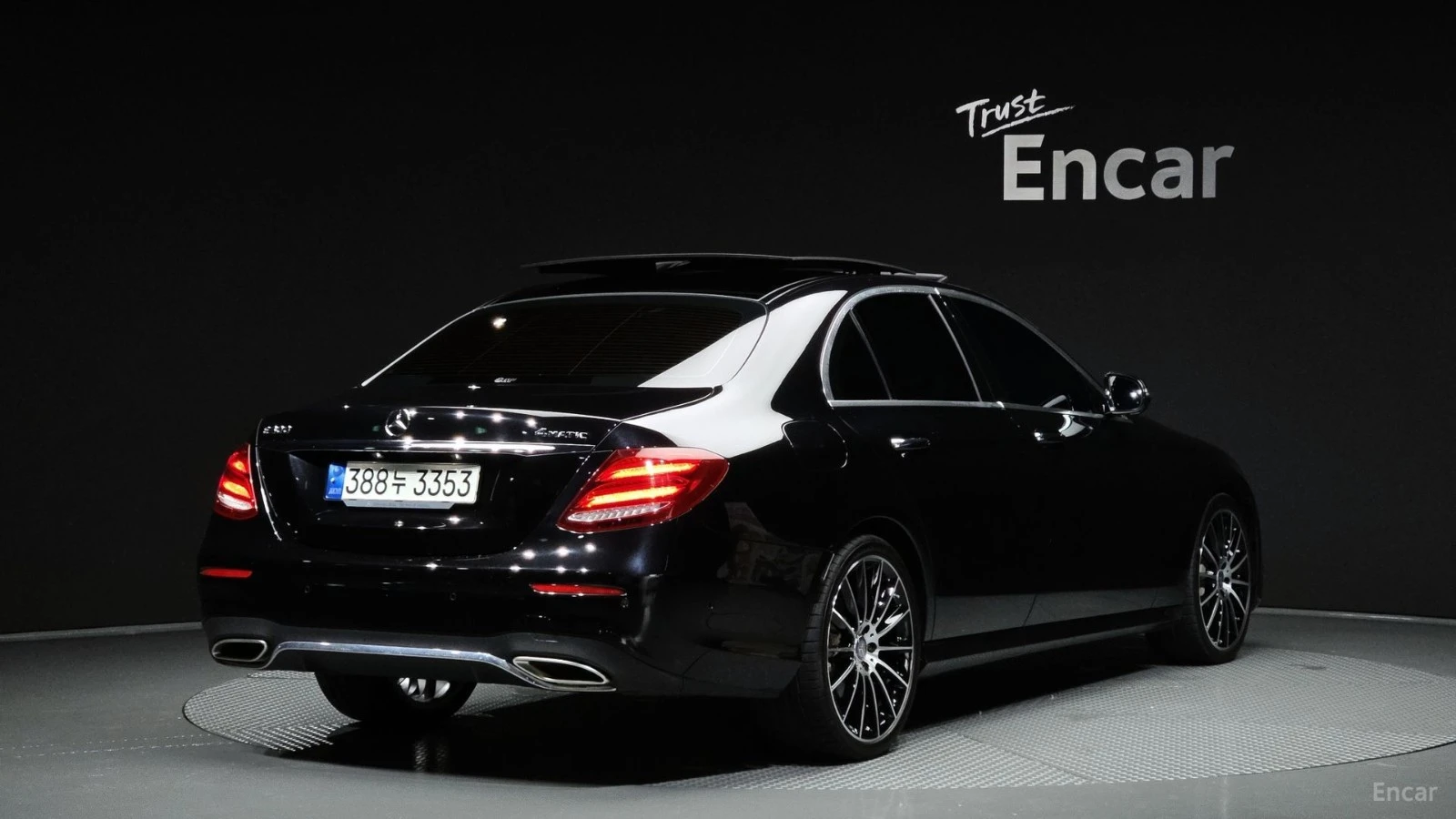Mercedes-Benz E 300 4MATIC* AMG* 360* Подгрев* Обдухване* ПАНО, снимка 2 - Автомобили и джипове - 55449807