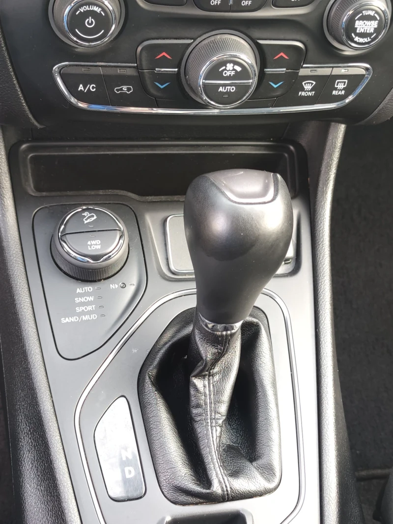 Jeep Cherokee 3.2 LATITUDE PLUS, снимка 13 - Автомобили и джипове - 52408927