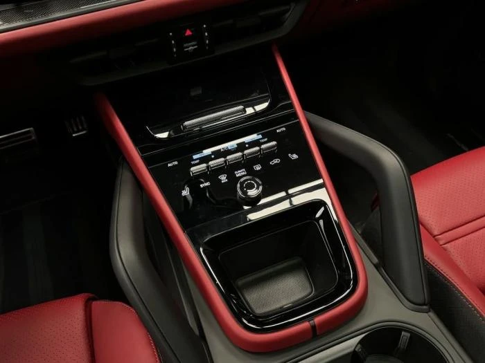 Porsche Cayenne GTS Coupe DualDisplay SportDesign TVs Panorama Alc, снимка 8 - Автомобили и джипове - 54953812