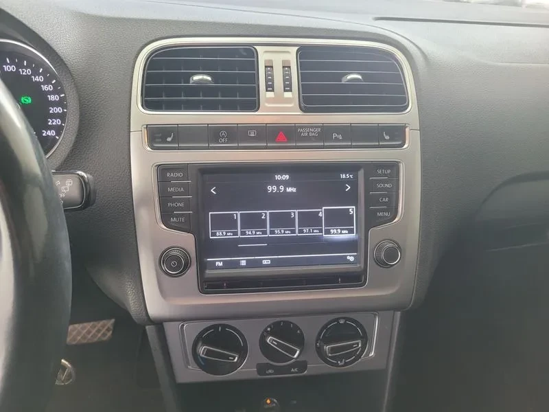 VW Polo 1.4 Tdi R-Line 5Th Generation, снимка 13 - Автомобили и джипове - 55110674