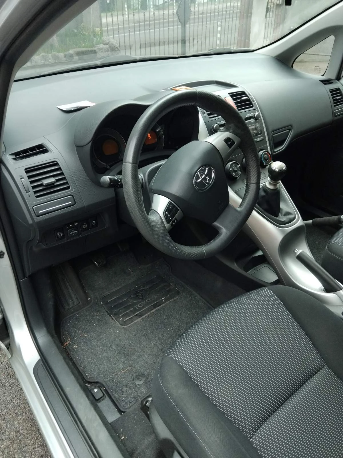 Toyota Auris 1.4 - изображение 6