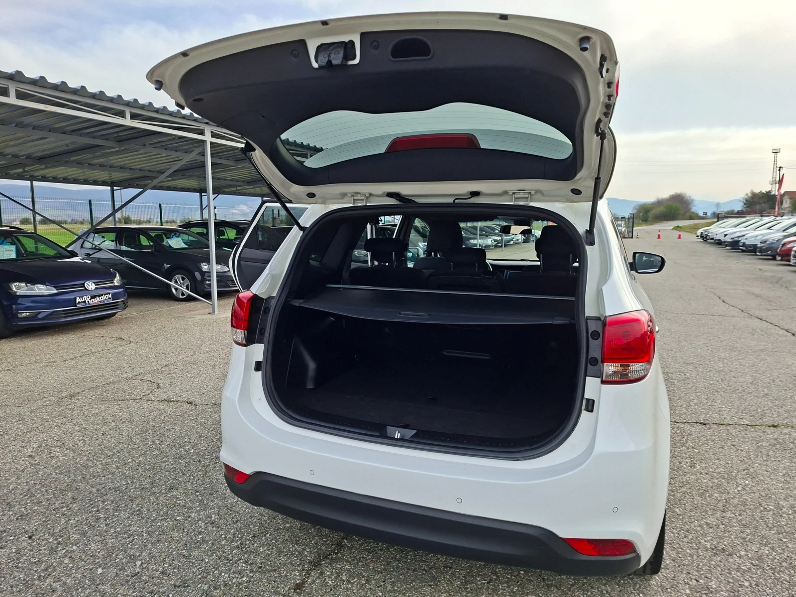 Kia Carens 1, 7 crdi, снимка 14 - Автомобили и джипове - 54177452