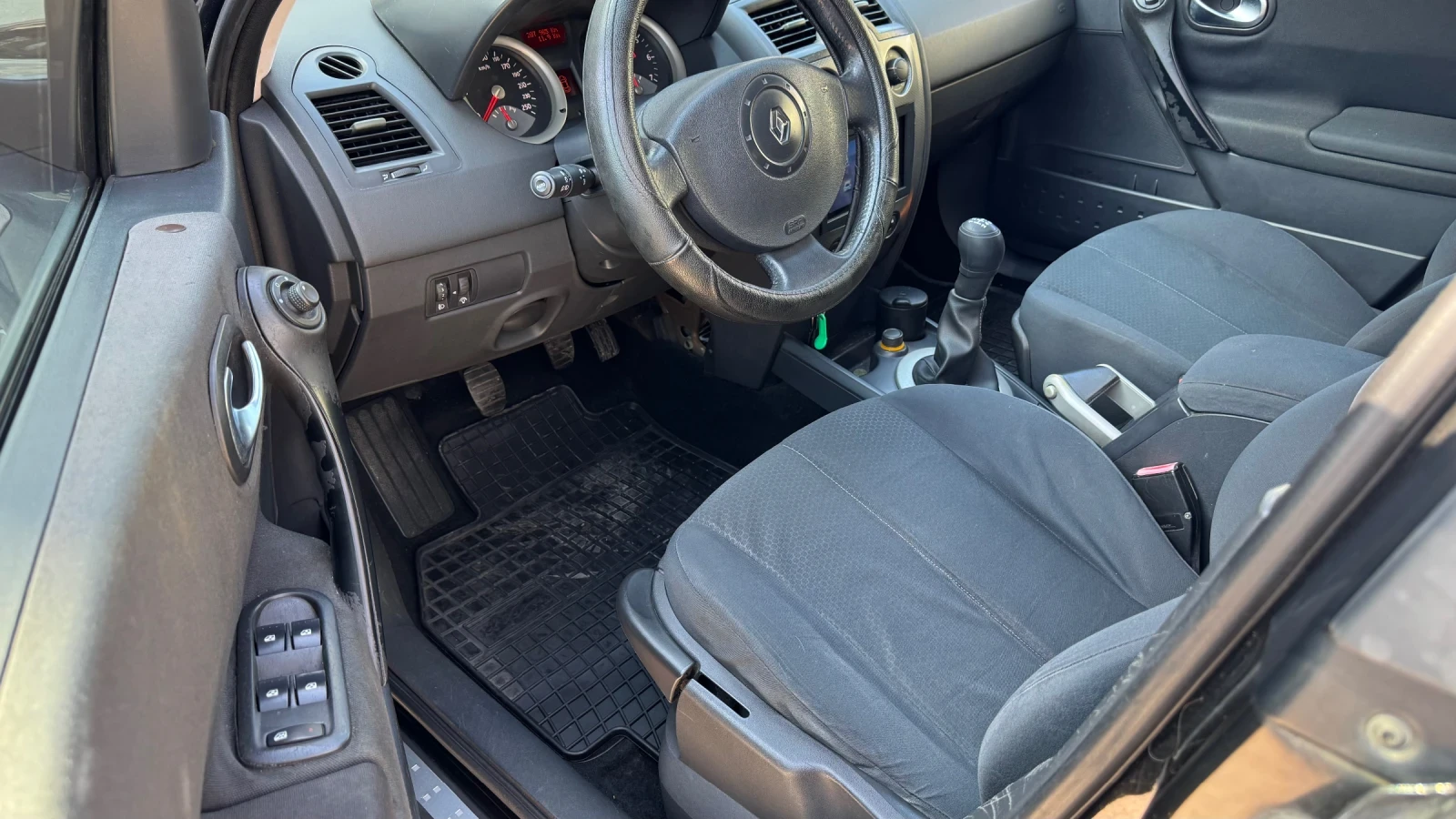 Renault Megane 1.5 dCi - 101 к.с., снимка 8 - Автомобили и джипове - 54526119