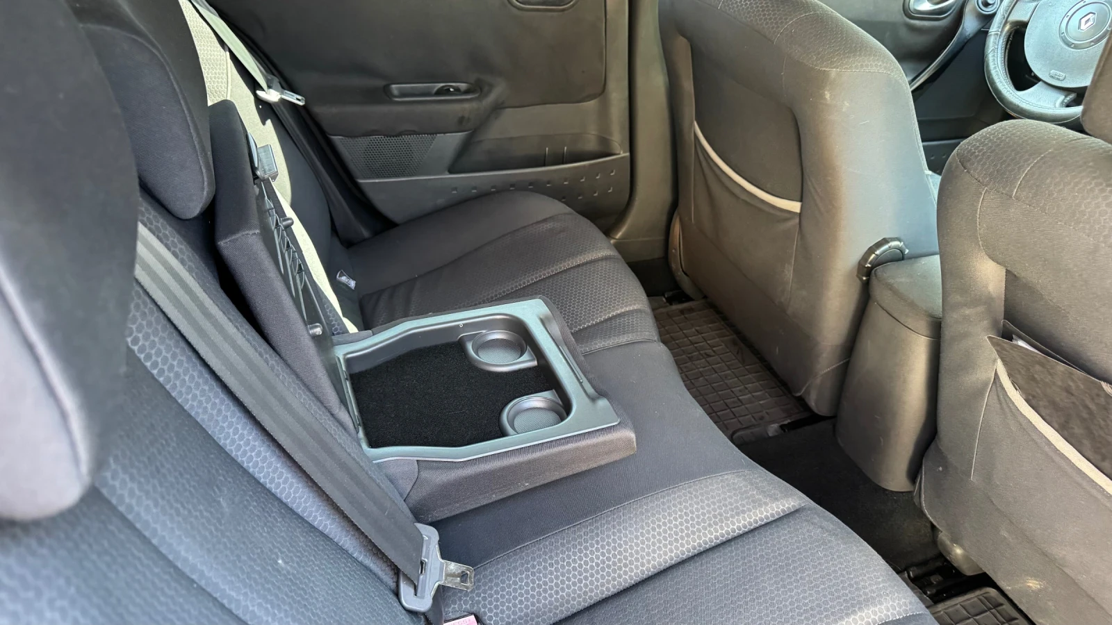 Renault Megane 1.5 dCi - 101 к.с., снимка 6 - Автомобили и джипове - 54526119