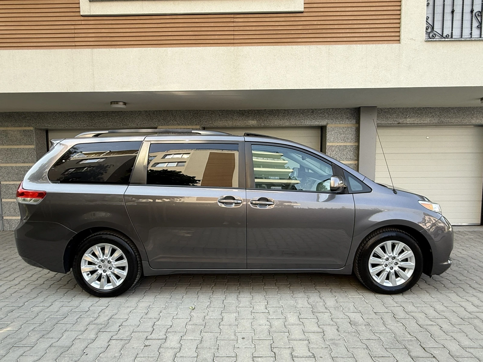 Toyota Sienna XLE-3.5i-4x4-AVTOMAT-6+ 1-ШВЕЙЦАРИЯ, снимка 4 - Автомобили и джипове - 55708478