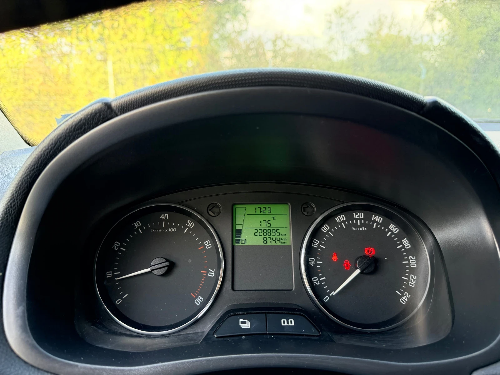 Skoda Fabia 1.4i , снимка 11 - Автомобили и джипове - 56210641