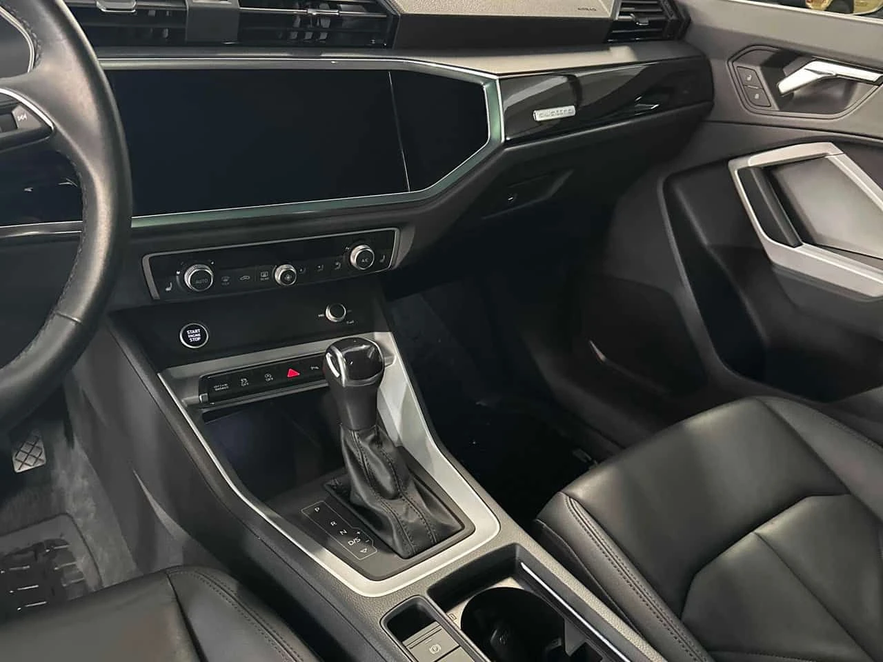 Audi Q3 Komfort/CARFAX/ПАНОРАМА/ПОДГРЕВИ, снимка 12 - Автомобили и джипове - 54046745