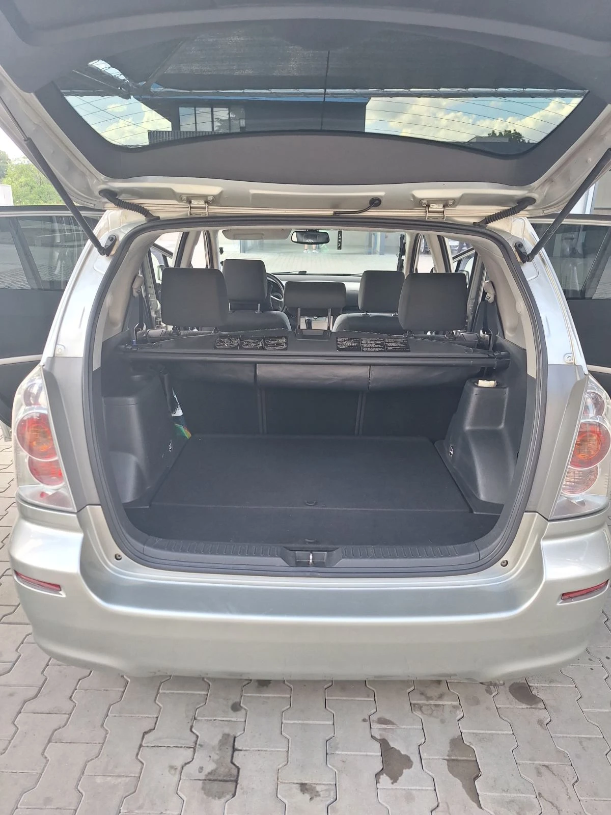 Toyota Corolla verso 2.2 D4D, снимка 15 - Автомобили и джипове - 54974430