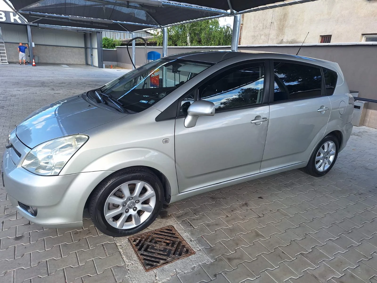 Toyota Corolla verso 2.2 D4D, снимка 2 - Автомобили и джипове - 54974430