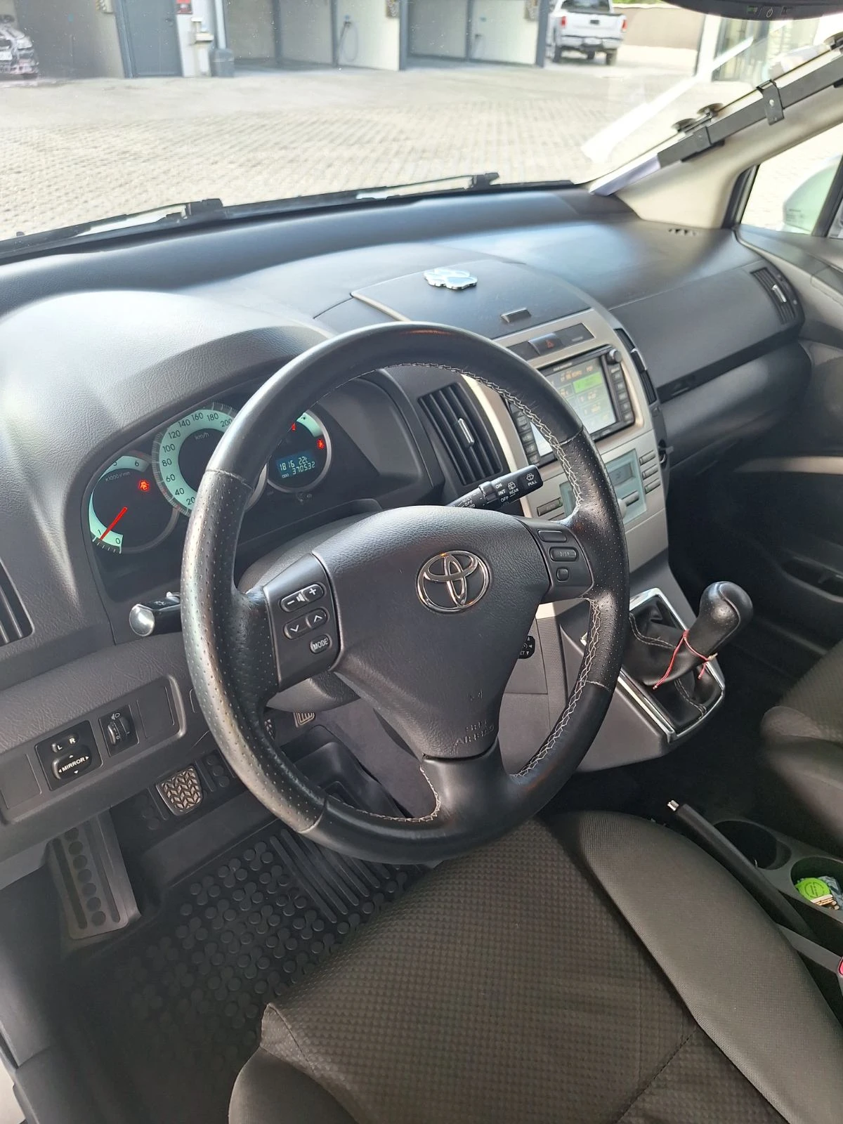Toyota Corolla verso 2.2 D4D, снимка 8 - Автомобили и джипове - 54974430