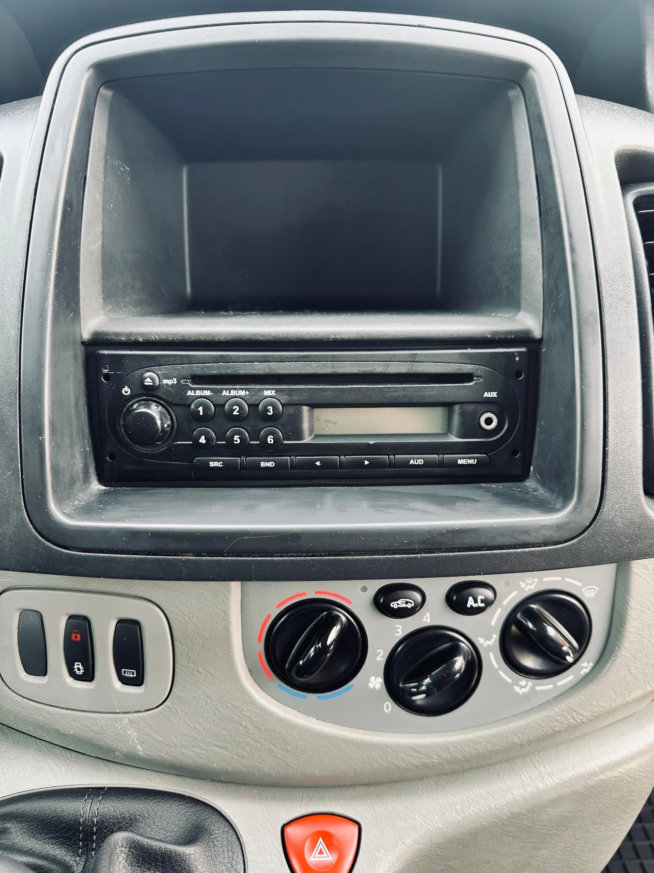 Opel Vivaro 2.0 DCI/8+ 1/Климатик/6-ск, снимка 14 - Бусове и автобуси - 53875287