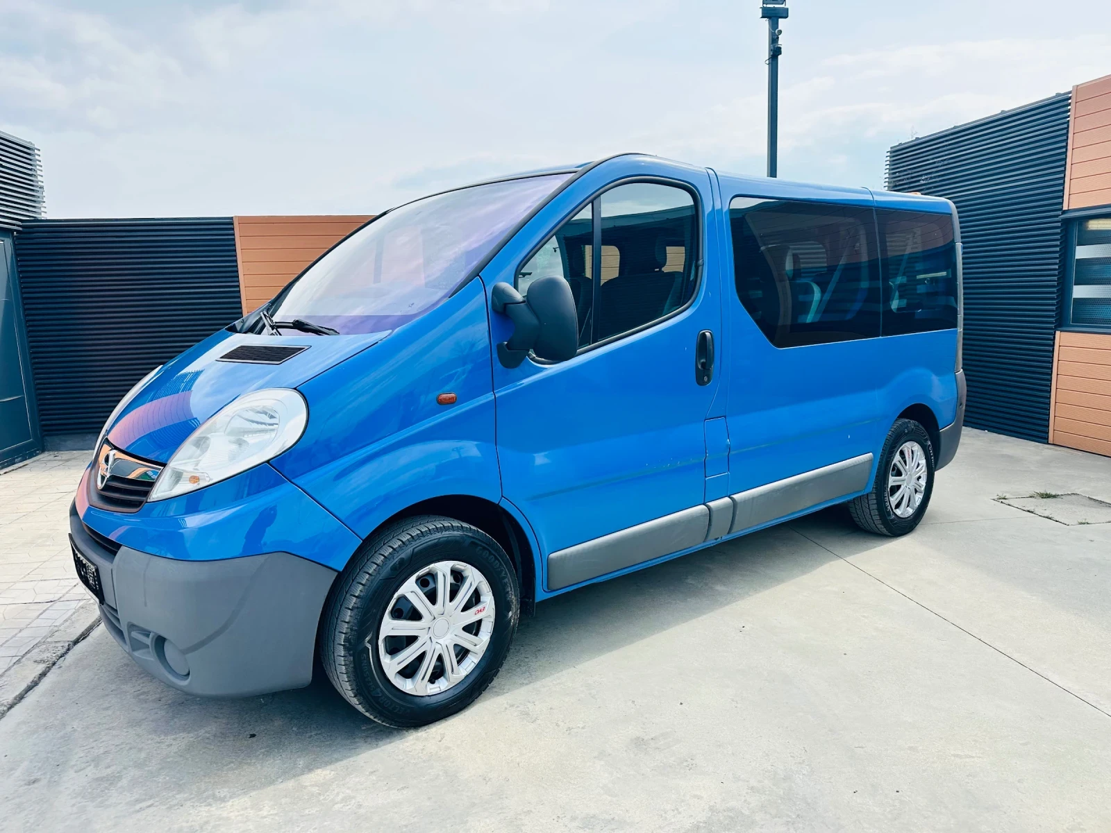 Opel Vivaro 2.0 DCI/8+ 1/Климатик/6-ск, снимка 8 - Бусове и автобуси - 53875287