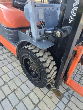 Мотокар Toyota 3.0 тон, вдига 4.0м. Триплекс. Свободен ход, снимка 2