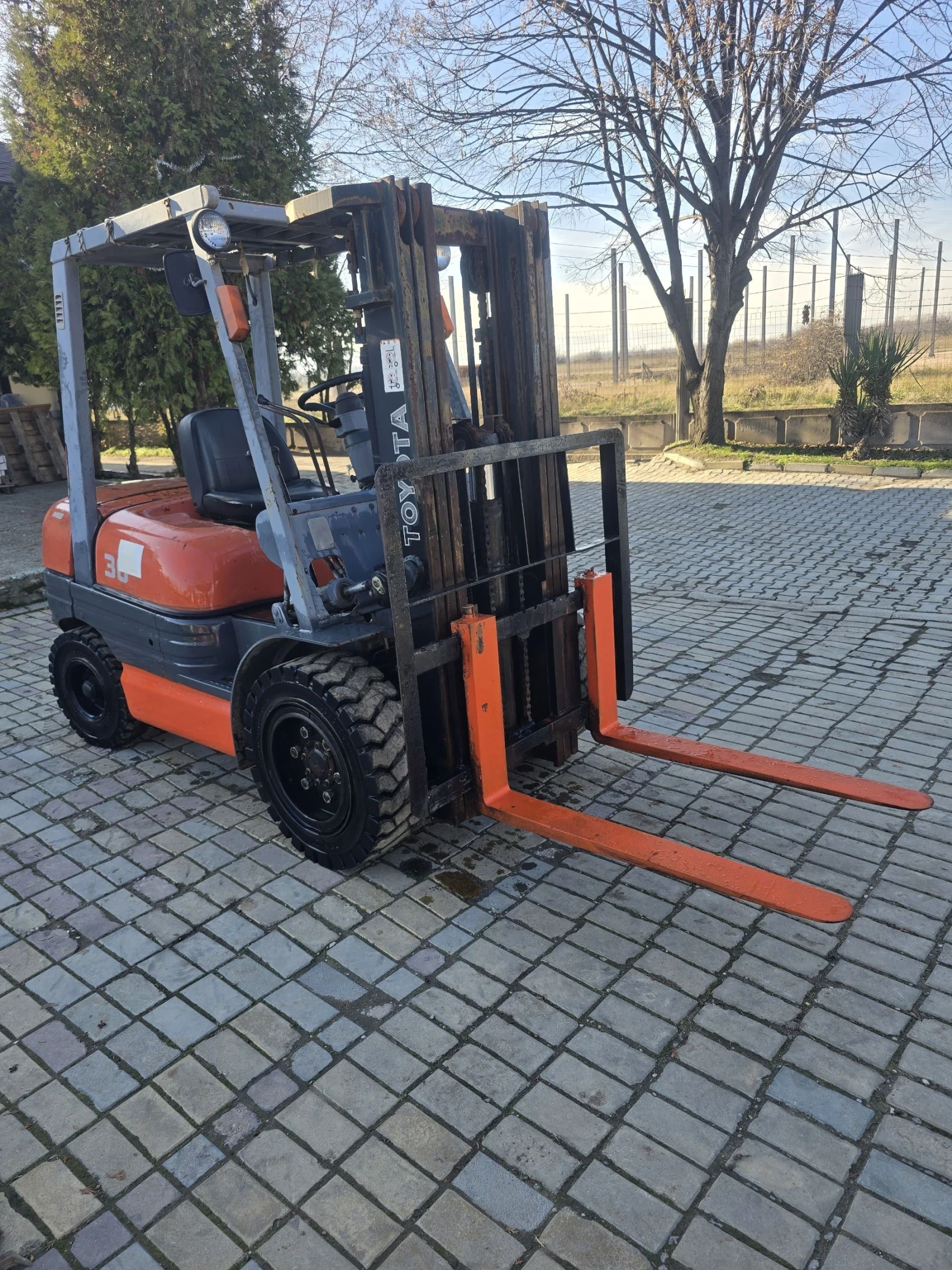 Мотокар Toyota 3.0 тон, вдига 4.0м. Триплекс. Свободен ход, снимка 1