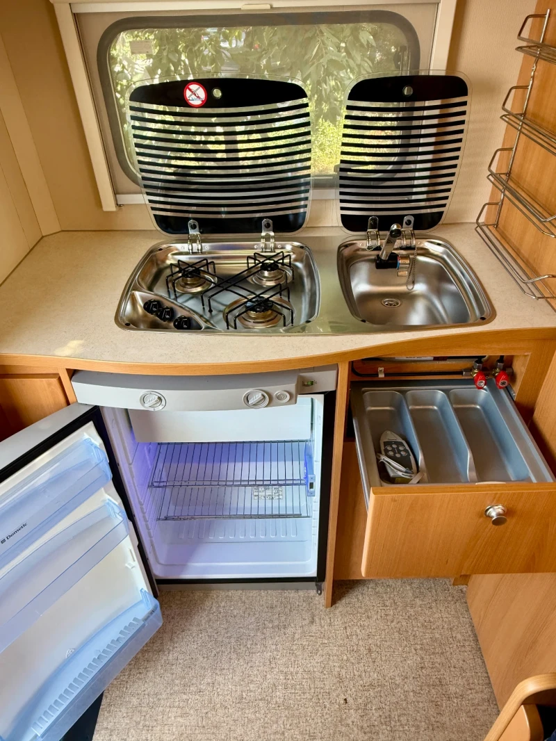 Каравана Sterckeman Alize 420, снимка 8 - Каравани и кемпери - 51287213