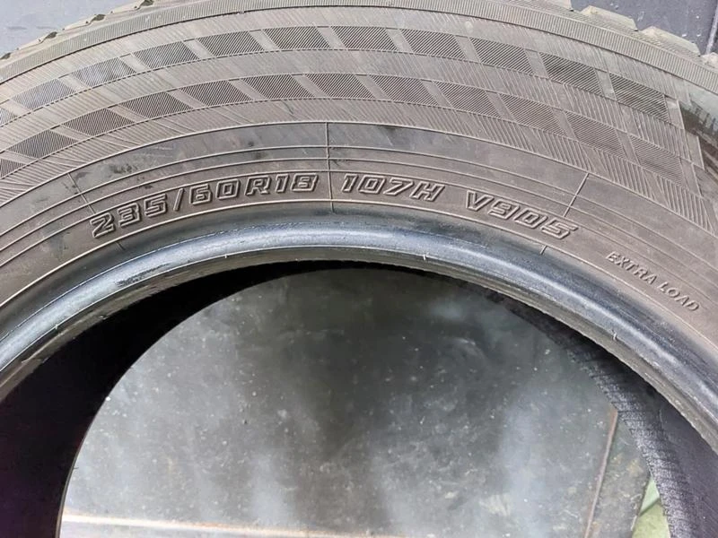 Гуми Зимни 235/60R18, снимка 3 - Гуми и джанти - 35981369