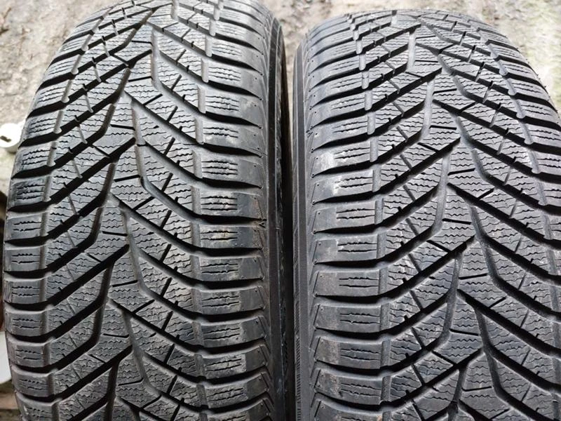 Гуми Зимни 235/60R18, снимка 1 - Гуми и джанти - 35981369