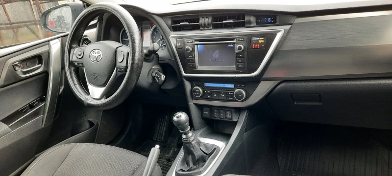 Toyota Auris, снимка 10 - Автомобили и джипове - 46965897